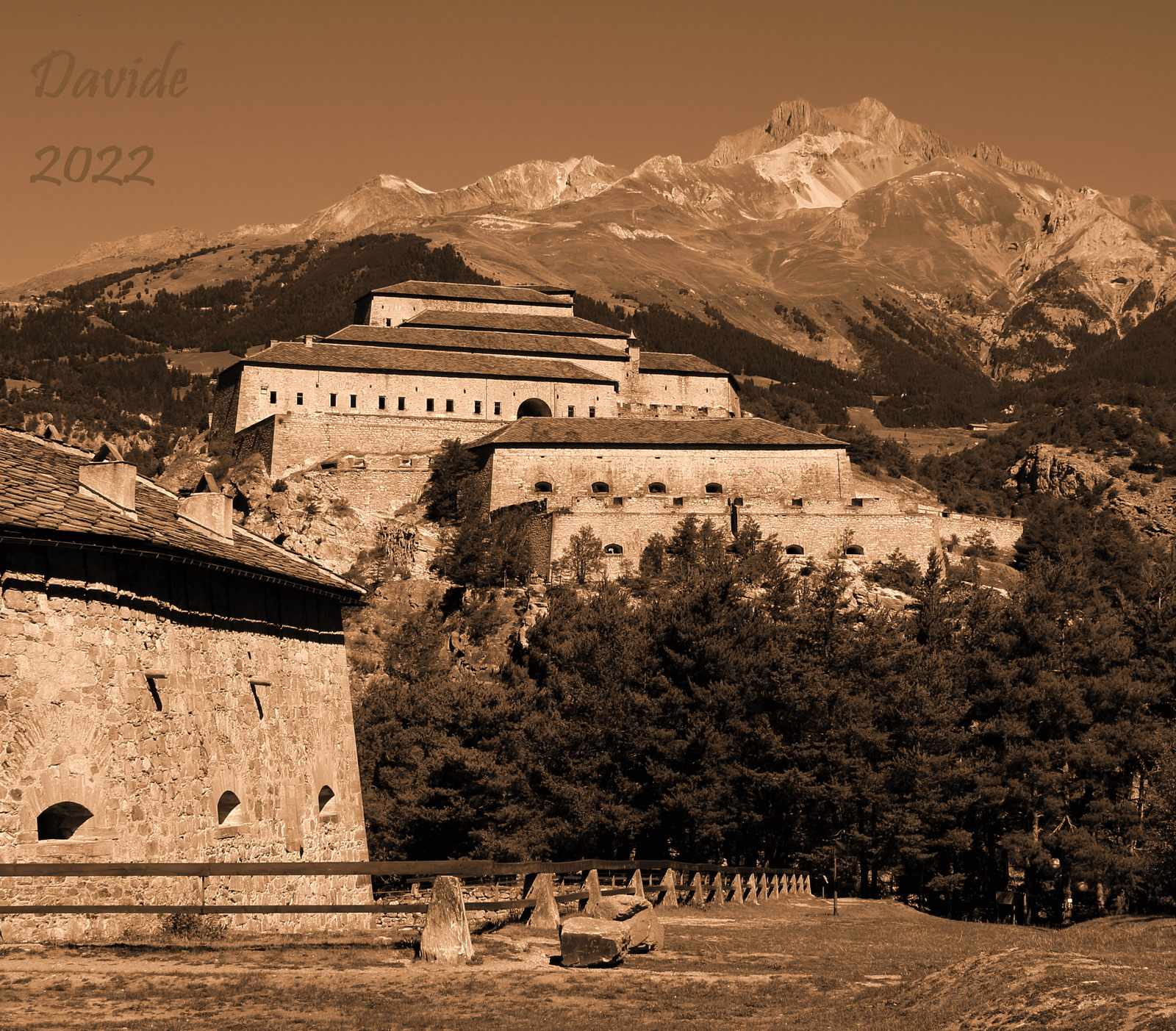 Avrieux (Savoie, Auvergne-Rhône-Alpes – Maurienne, France). Barrière de l’Esseillon : vue sud (détail représentant le flanc est de la redoute Marie-Thérèse et le front sud du fort Victor-Emmanuel, dans le territoire d’Aussois, sur fond de Dent Parrachée). Davide Tansini. 2022. Photographie numérique