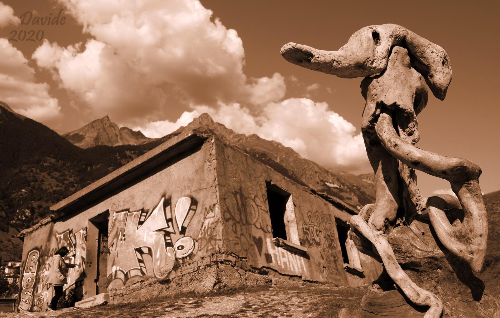 Davide Tansini, « Formes fuyantes 66 – Maison Penchée », 2020, photographie numérique. Modane (Savoie, Auvergne-Rhône-Alpes – Maurienne, France)