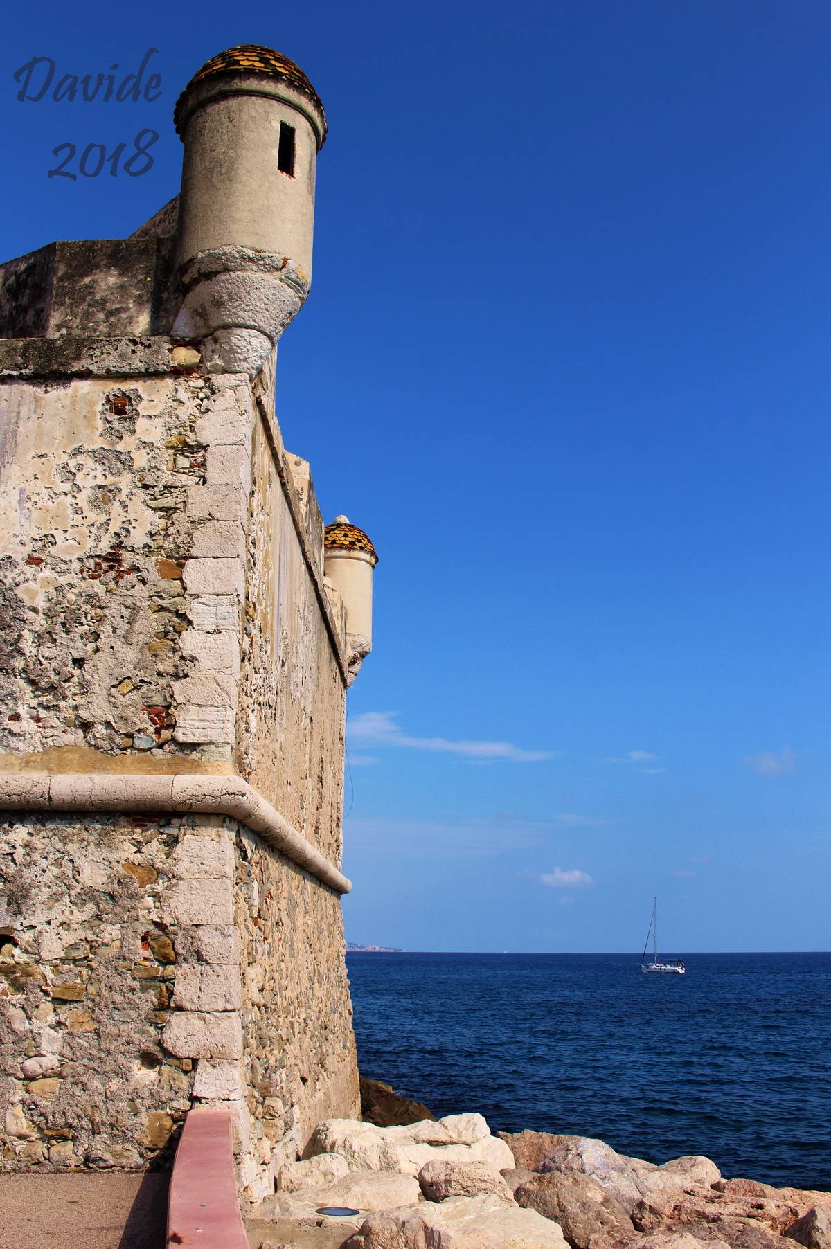 Menton (Alpes-Maritimes, Provence-Alpes-Côte d’Azur – France). Bastion de Menton : coin sud-ouest. Davide Tansini. 2018. Photographie numérique